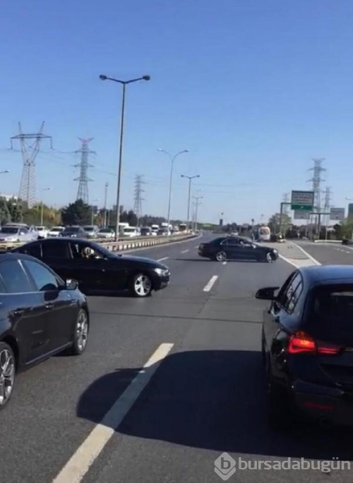 TEM Otoyolu'nu trafiğe kapatıp drift yapan magandalar böyle görüntülendi!