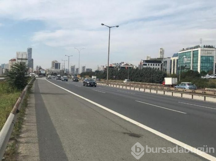 TEM Otoyolu'nu trafiğe kapatıp drift yapan magandalar böyle görüntülendi!