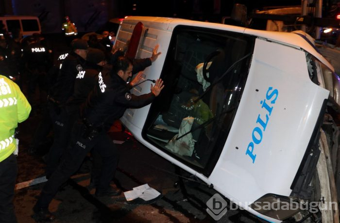 Ankara'da minibüsün çarptığı polis aracı takla attı