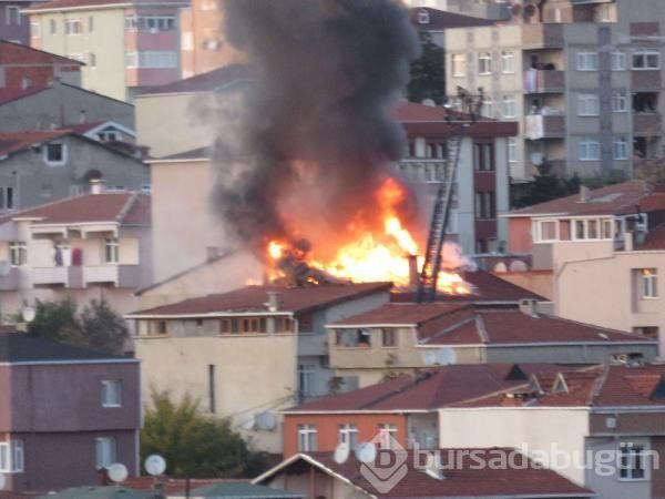 3 katlı apartmanın çatısında yangın çıktı