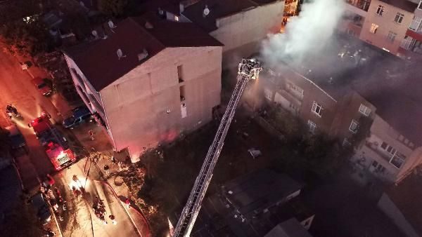 3 katlı apartmanın çatısında yangın çıktı