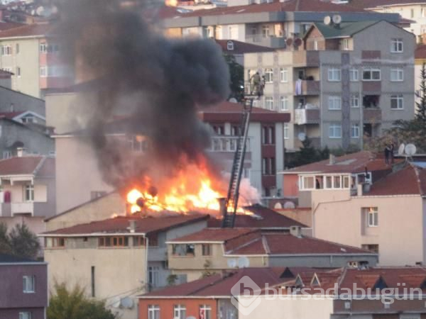3 katlı apartmanın çatısında yangın çıktı