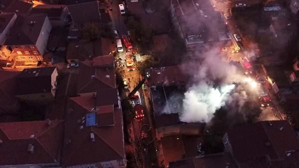 3 katlı apartmanın çatısında yangın çıktı