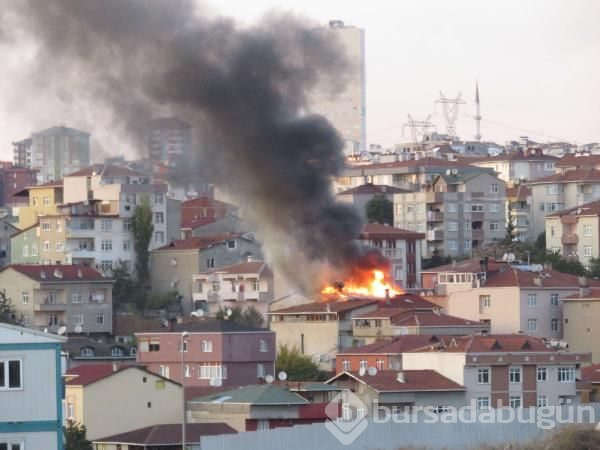 3 katlı apartmanın çatısında yangın çıktı