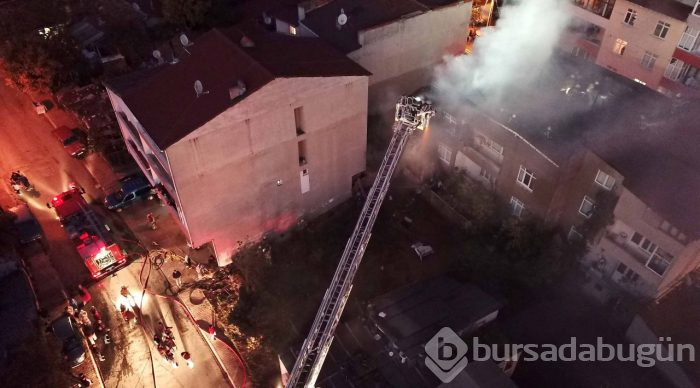 3 katlı apartmanın çatısında yangın çıktı
