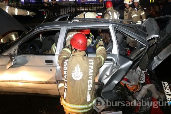 Kazada otomobilde sıkışan hamile kadını itfaiye kurtardı
