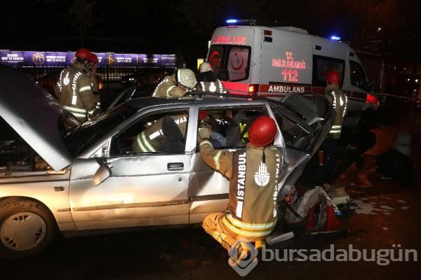 Kazada otomobilde sıkışan hamile kadını itfaiye kurtardı