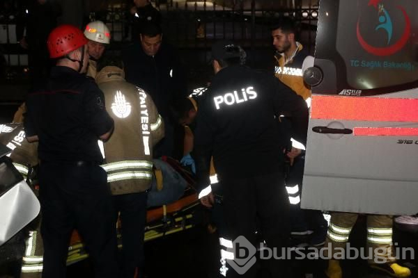 Kazada otomobilde sıkışan hamile kadını itfaiye kurtardı