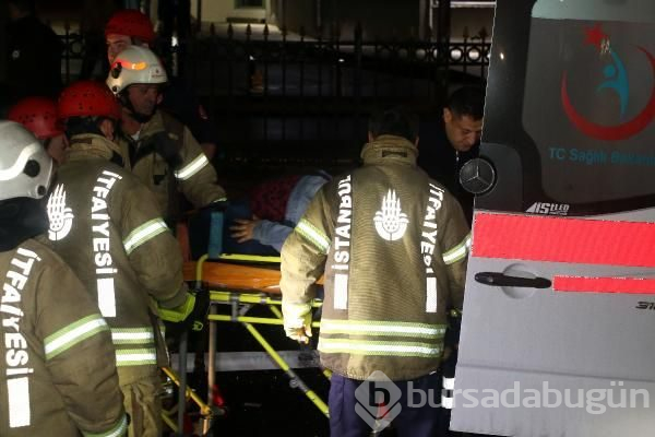 Kazada otomobilde sıkışan hamile kadını itfaiye kurtardı