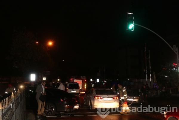 Kazada otomobilde sıkışan hamile kadını itfaiye kurtardı