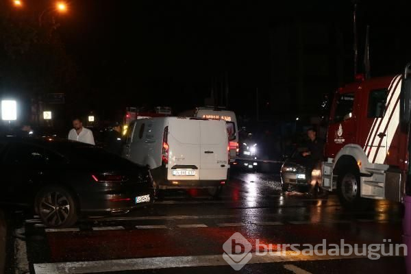 Kazada otomobilde sıkışan hamile kadını itfaiye kurtardı