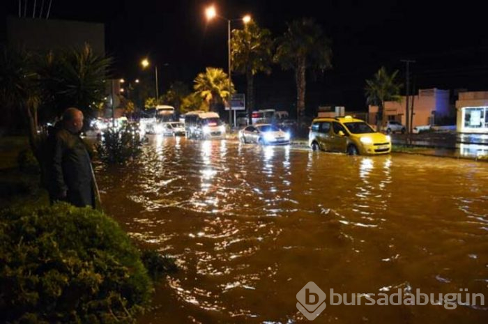 Marmaris'te yağış hayatı felç etti