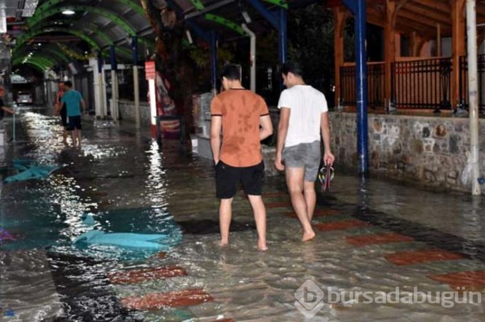 Marmaris'te yağış hayatı felç etti