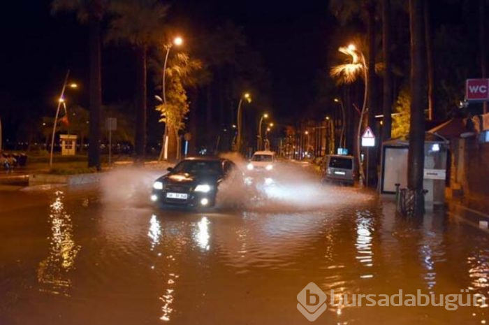 Marmaris'te yağış hayatı felç etti