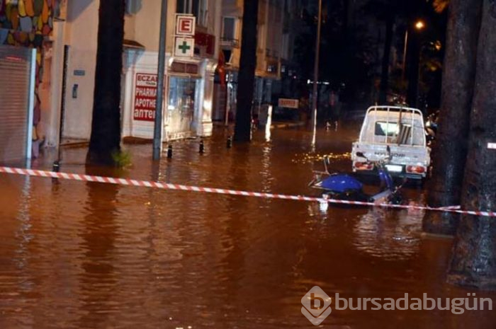 Marmaris'te yağış hayatı felç etti