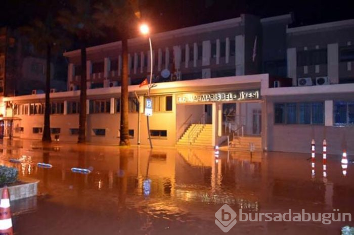Marmaris'te yağış hayatı felç etti