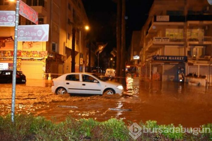 Marmaris'te yağış hayatı felç etti