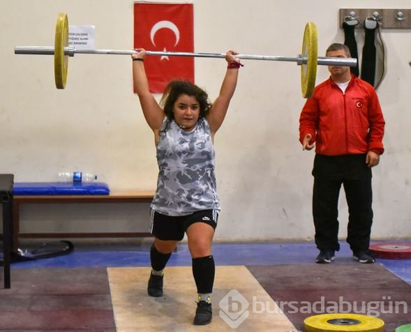 Halter şampiyonluğu kovalayan Seher pazarda marul satıyor