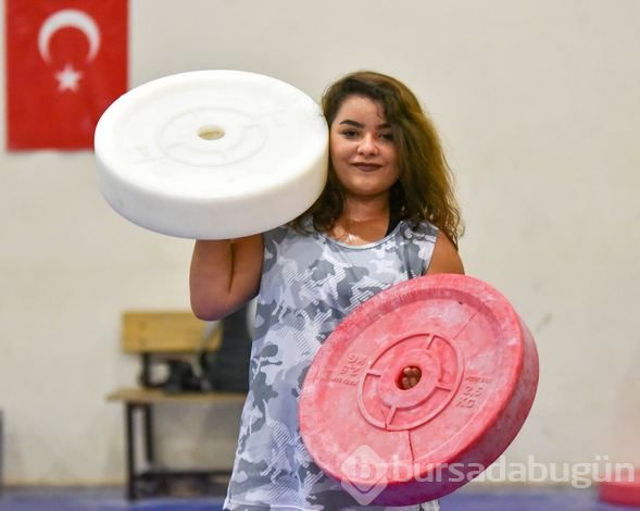 Halter şampiyonluğu kovalayan Seher pazarda marul satıyor