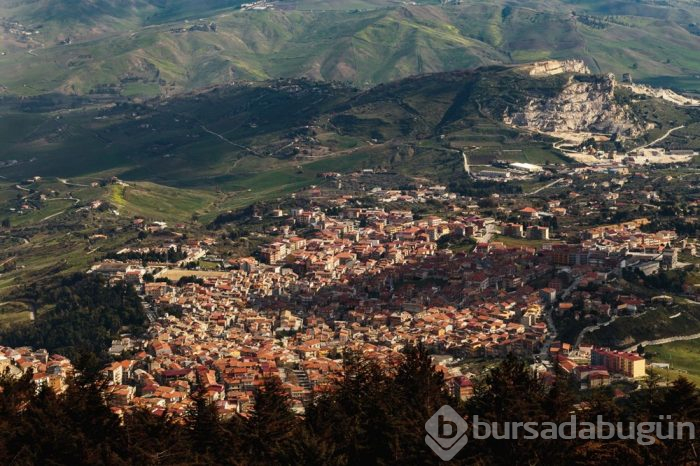 Bu kasabaya taşınana ev ücretsiz