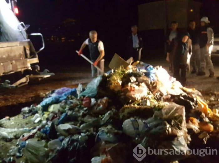 2 ton çöpün içinde parasını aradı 