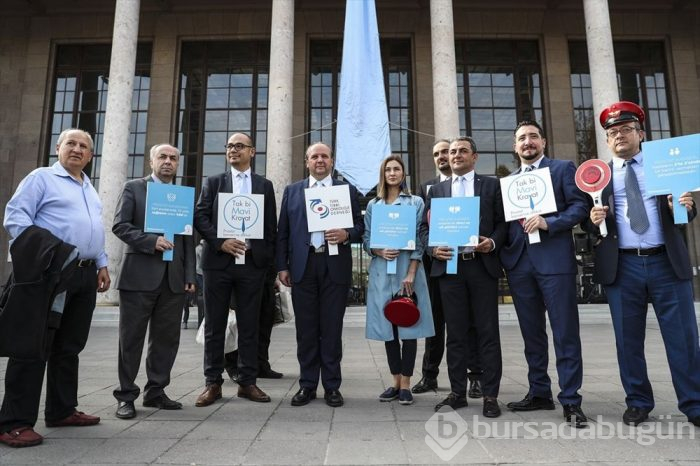 Prostat kanserine dikkat çekmek için mavi kravat astılar