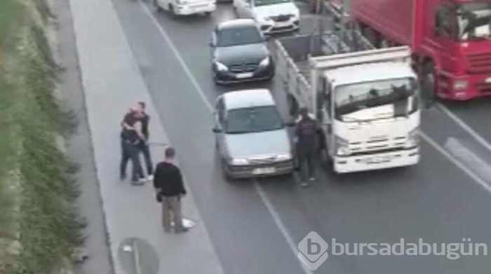 Trafikte sopalarla kavga ettiler