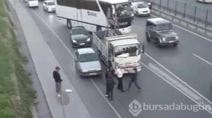 Trafikte sopalarla kavga ettiler