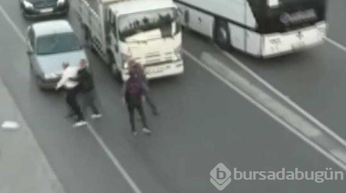 Trafikte sopalarla kavga ettiler
