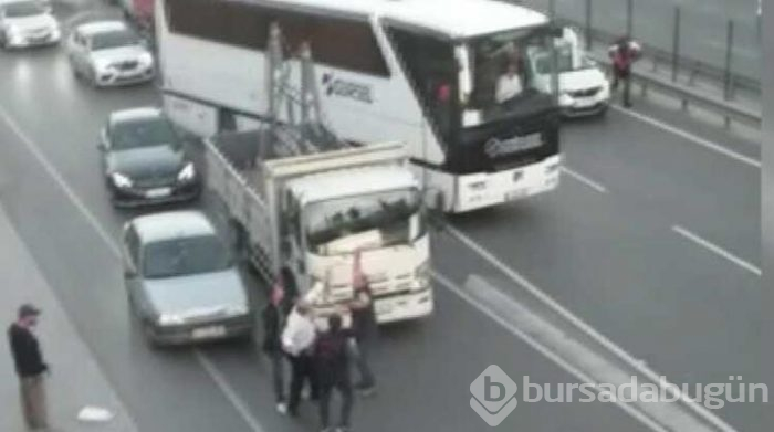 Trafikte sopalarla kavga ettiler