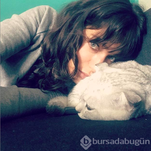 Sütyensiz yarı çıplak poz verdi!