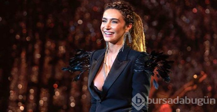 Sıla Gençoğlu'nun dudaklarına yapışan Hazer Amani aşka geldi!