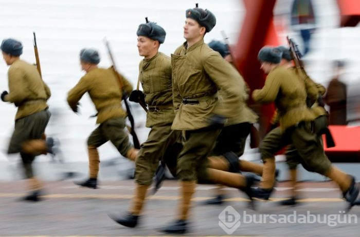 Rus askerlerden renkli görüntüler!