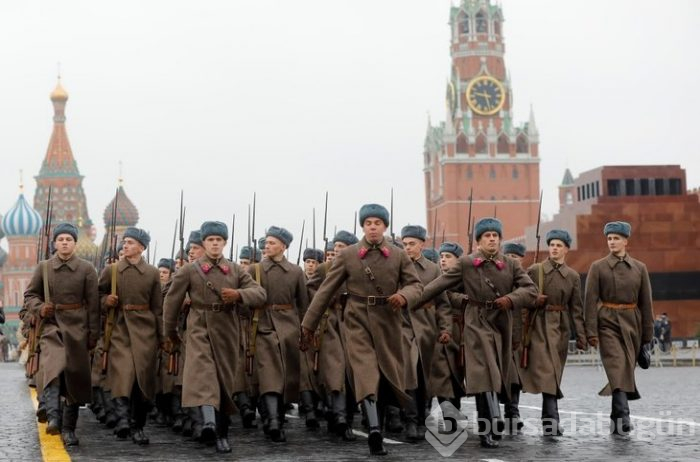 Rus askerlerden renkli görüntüler!