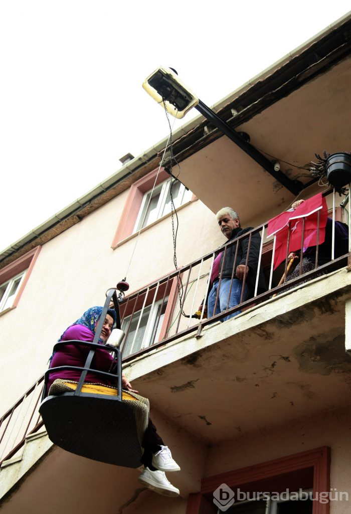 Bursa'daki yürüme engelli kadın, artık evine asansörle çıkacak