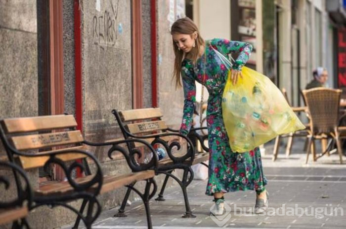 Hayvanlar için sokak sokak dolaşıyor