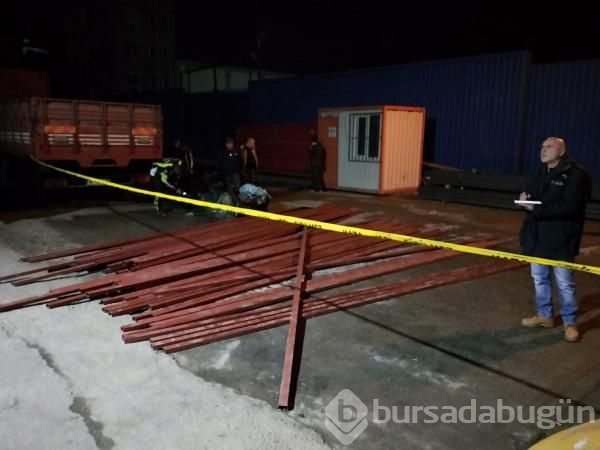 Forkliftteki demirler motosikletin üzerine düştü!