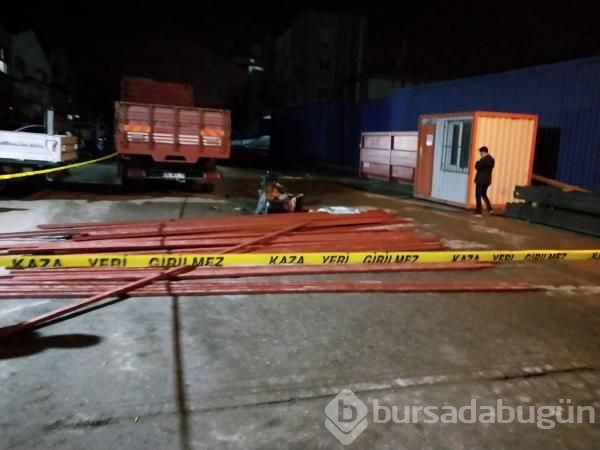 Forkliftteki demirler motosikletin üzerine düştü!