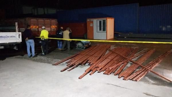Forkliftteki demirler motosikletin üzerine düştü!