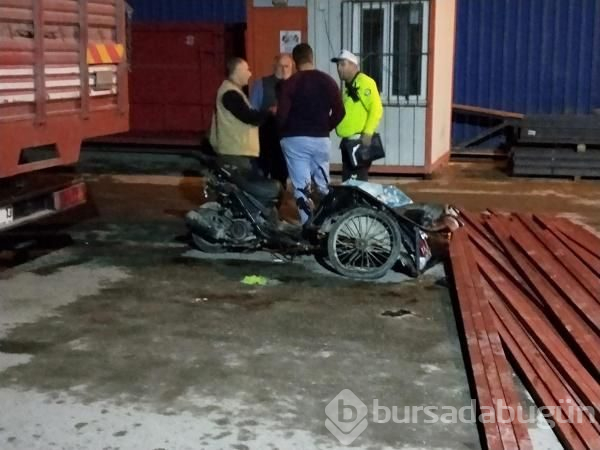 Forkliftteki demirler motosikletin üzerine düştü!