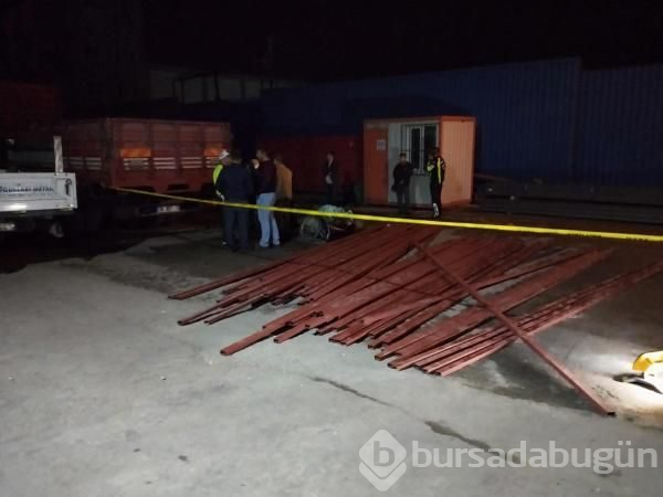 Forkliftteki demirler motosikletin üzerine düştü!
