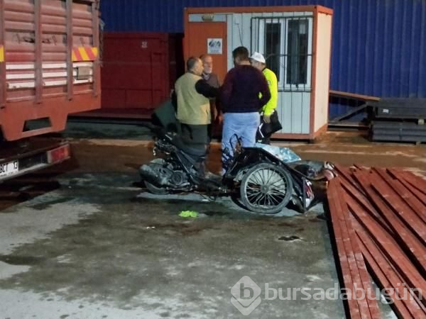 Forkliftteki demirler motosikletin üzerine düştü!