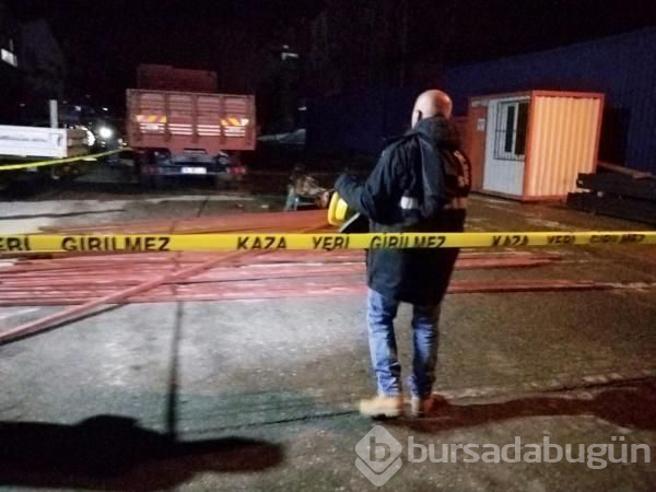 Forkliftteki demirler motosikletin üzerine düştü!