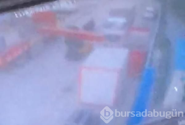 Forkliftteki demirler motosikletin üzerine düştü!