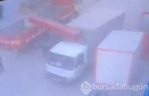 Forkliftteki demirler motosikletin üzerine düştü!