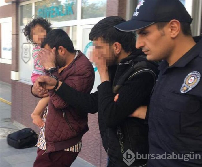 1,5 aylık ikizler ile 2 yaşındaki kızı terk eden anne ve baba gözaltında!