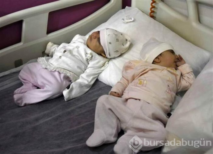 1,5 aylık ikizler ile 2 yaşındaki kızı terk eden anne ve baba gözaltında!