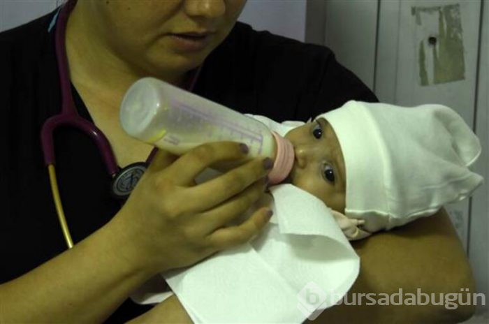 1,5 aylık ikizler ile 2 yaşındaki kızı terk eden anne ve baba gözaltında!
