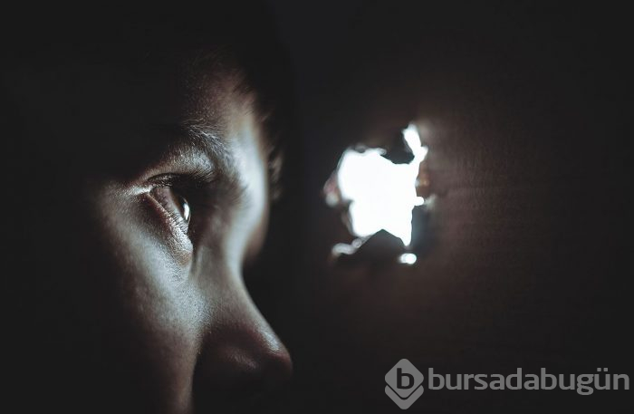 Sapık öğretmen ve polis karı koca, küçük çocuğa tecavüz edip birlikte çıplak fotoğraflarını çekti!