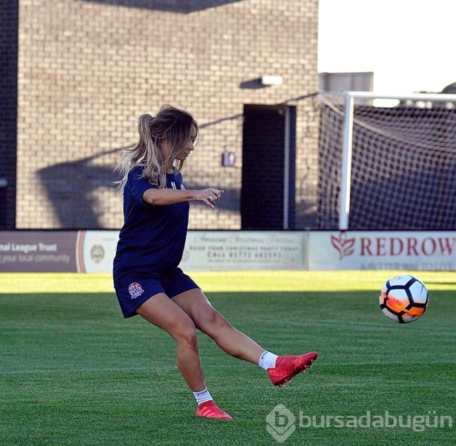 Laura Merrin'i gören model sanıyor... Asıl mesleği şaşırtıyor